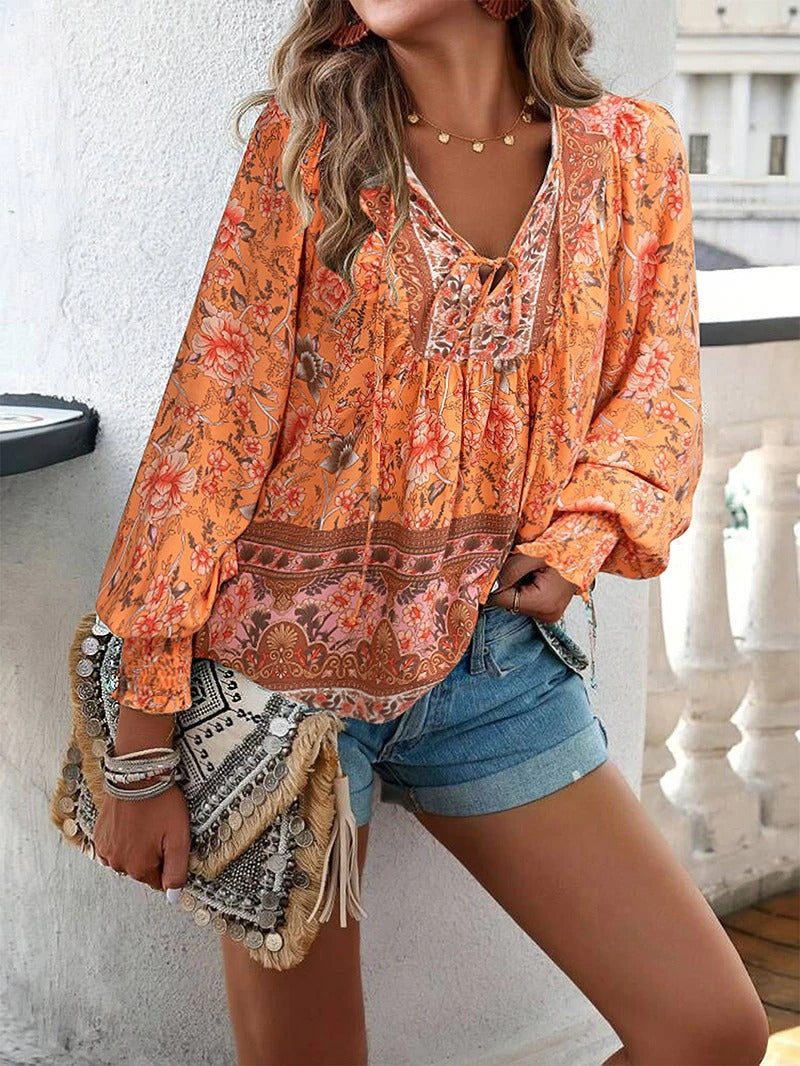 Elegant sommerbluse med blomsterdesign