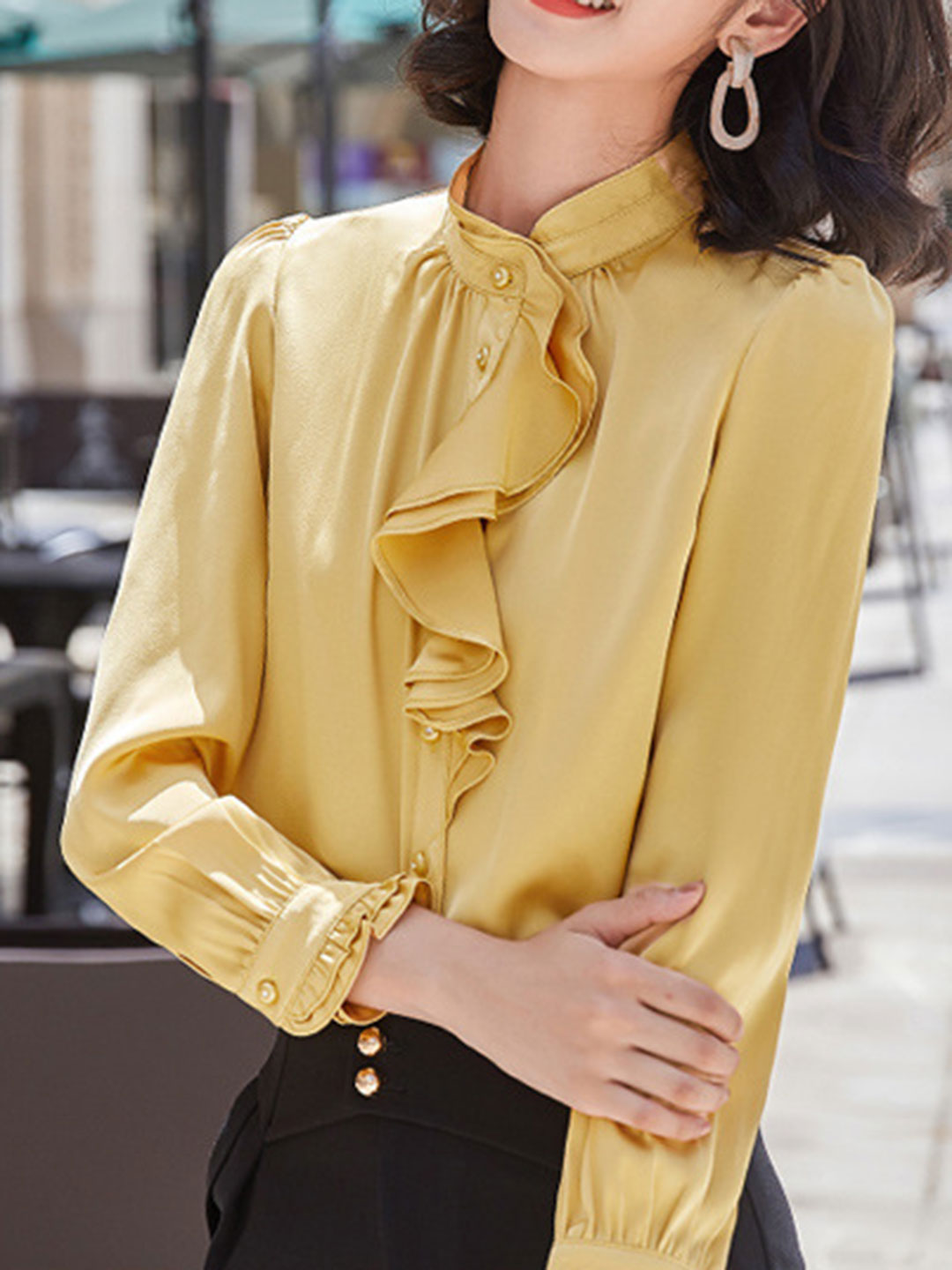 Elegant chiffonbluse med stilfuld flæsekrave