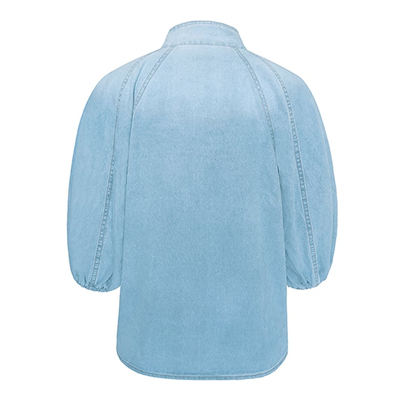 Damebluse med krave og moderne ærmer