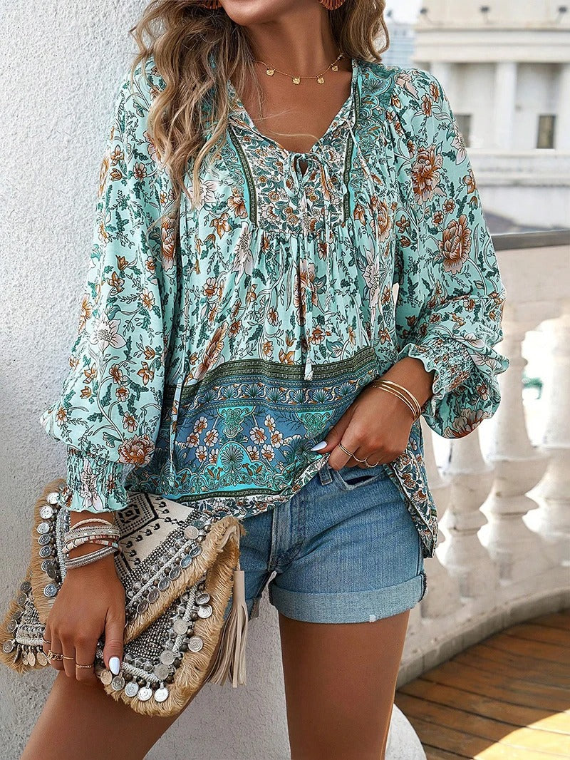 Elegant sommerbluse med blomsterdesign