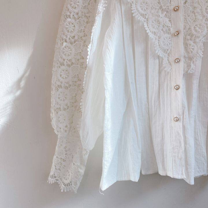 Klassisk Og Elegant Damebluse Med Blonde