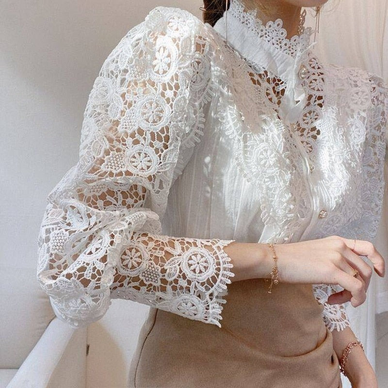 Klassisk Og Elegant Damebluse Med Blonde