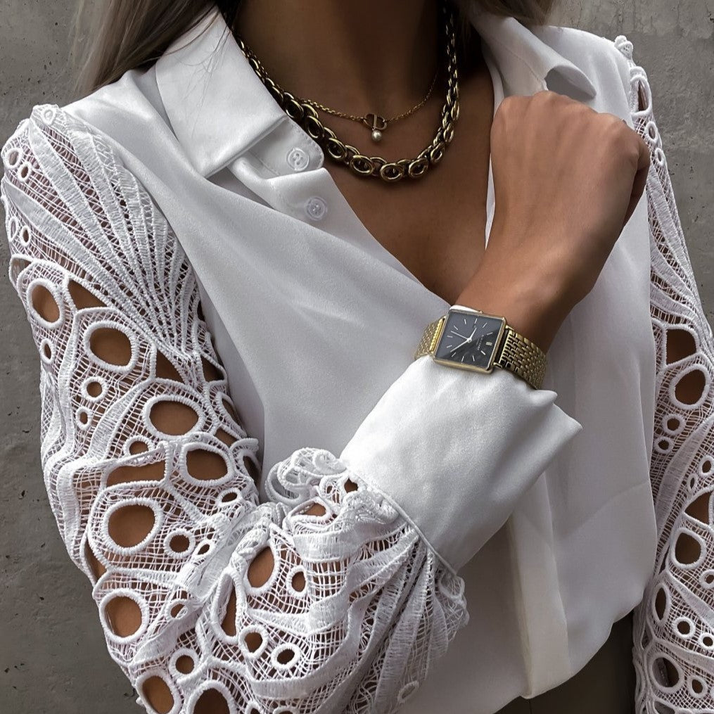 Elegant sort bluse med blondeærmer